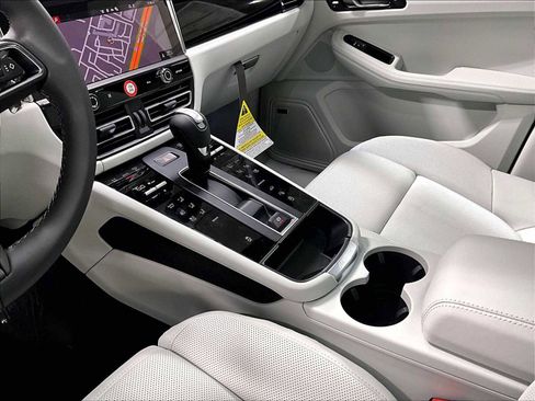 New 2026 Porsche Macan image 17
