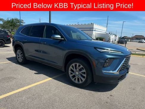 Used 2025 Buick Enclave Preferred FWD image 2