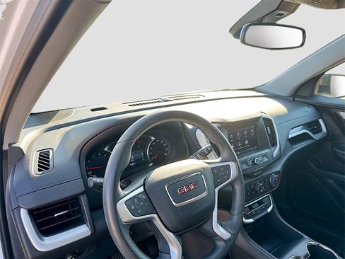 Used 2024 GMC Terrain SLE w/ Driver Convenience Package image 11