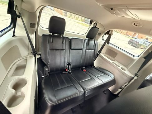 Used 2016 Chrysler Town & Country Touring FWD image 14