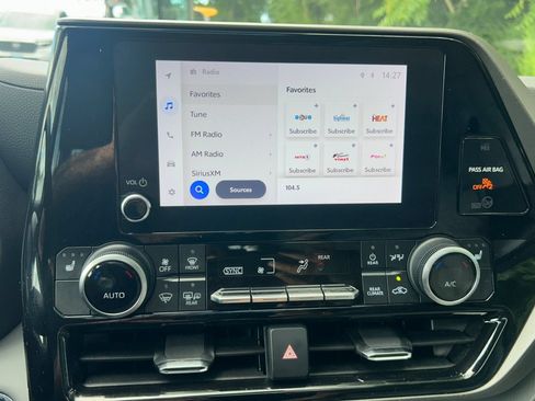Used 2023 Toyota Highlander XLE AWD/4WD image 19