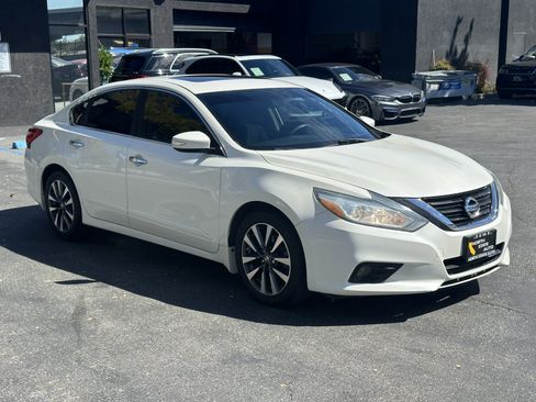 Used 2017 Nissan Altima 2.5 SV w/ Convenience Package FWD image 7