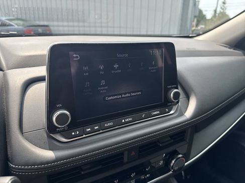 Used 2025 Nissan Rogue S FWD image 19