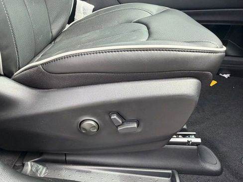 New 2026 Chrysler Pacifica Limited w/ Uconnect Theater Family Group FWD image 28