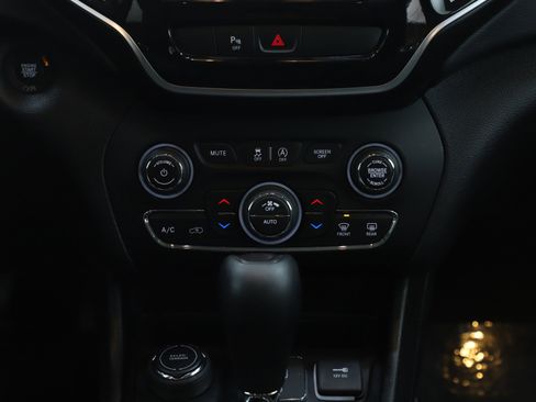 Used 2020 Jeep Cherokee Limited image 17