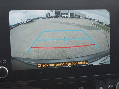 Used 2024 Toyota Highlander XLE FWD image 6