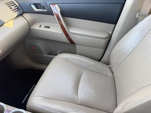 Used 2012 Toyota Highlander Limited w/ Tow Pkg AWD/4WD image 26
