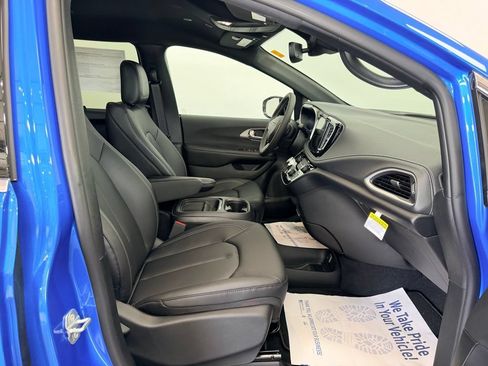 New 2027 Chrysler Pacifica Select AWD/4WD image 11