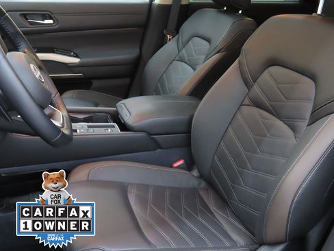 Used 2025 Nissan Pathfinder Platinum image 10