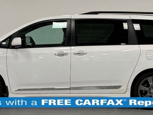 Used 2016 Toyota Sienna SE w/ SE Preferred Package FWD image 2