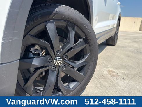Used 2023 Volkswagen Taos SE w/ Panoramic Sunroof Package FWD image 4