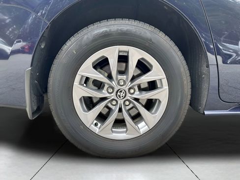 Used 2025 Toyota Sienna XLE image 19