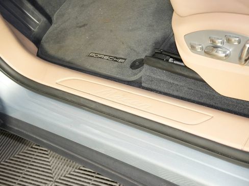Certified 2025 Porsche Macan AWD/4WD image 22