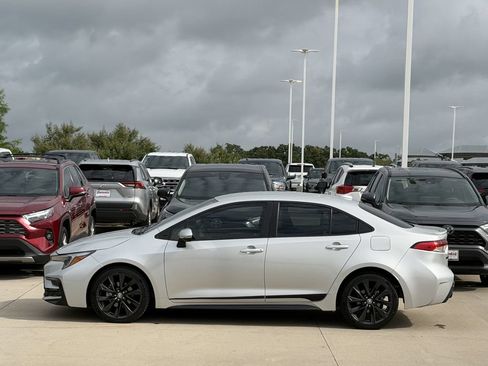 Used 2023 Toyota Corolla SE FWD image 3