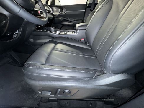 Certified 2025 Kia Sorento EX image 17