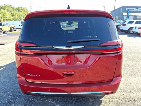 New 2026 Chrysler Pacifica Select image 9