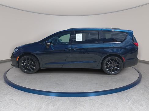 Used 2023 Chrysler Pacifica Touring-L w/ S Appearance Package FWD image 9
