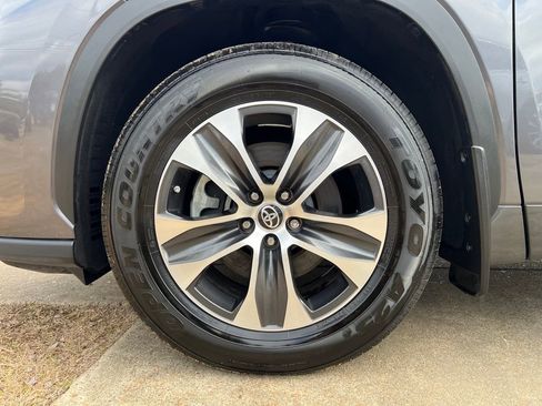 Used 2022 Toyota Highlander XLE image 24