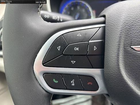 Used 2023 Chrysler Pacifica Touring-L FWD image 23