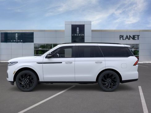 New 2026 Lincoln Navigator Reserve w/ Jet Appearance Package AWD/4WD image 3