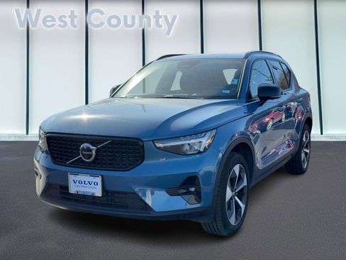Certified 2025 Volvo XC40 B5 Plus image 9