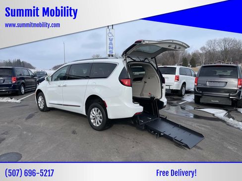 Used 2019 Chrysler Pacifica Touring-L image 1