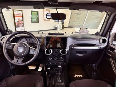 Used 2014 Jeep Wrangler Unlimited Sahara w/ Dual Top Group AWD/4WD image 10
