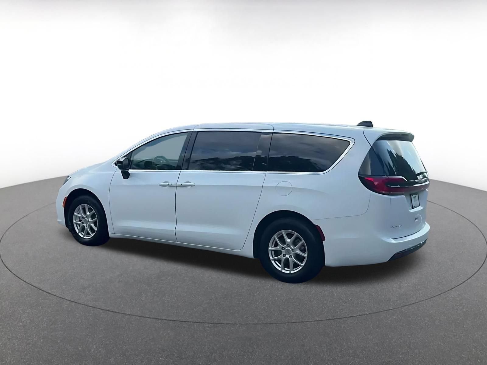 Used 2024 Chrysler Pacifica Touring-L FWD image 9