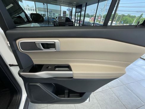 Used 2022 Ford Explorer XLT w/ Equipment Group 202A AWD/4WD image 15