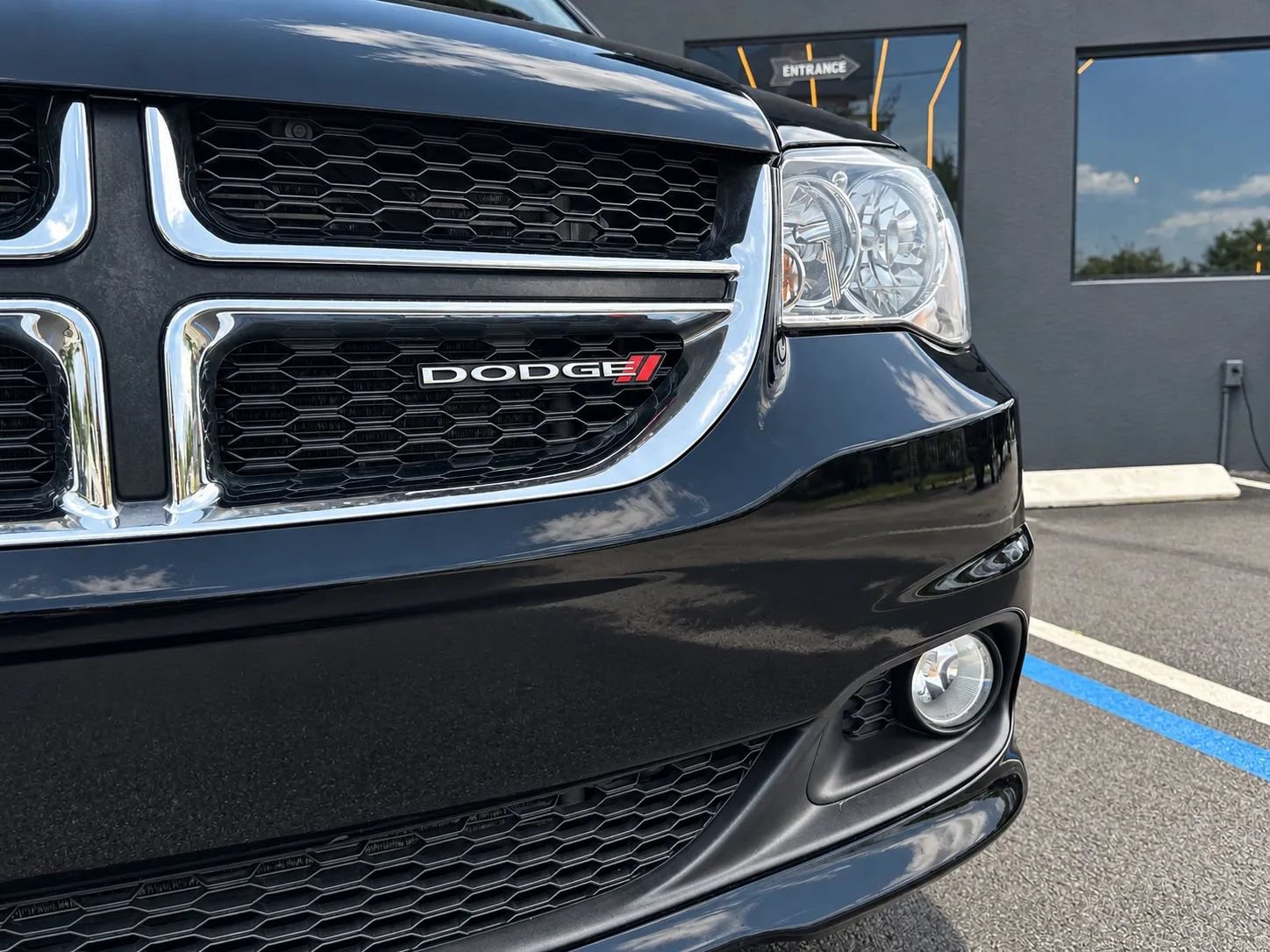 Used 2019 Dodge Grand Caravan SXT FWD image 4