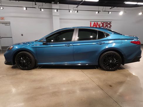 Used 2025 Toyota Camry SE image 4