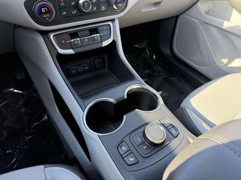 Used 2024 GMC Terrain SLT image 31