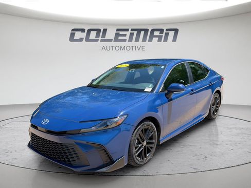 Used 2025 Toyota Camry SE FWD image 1
