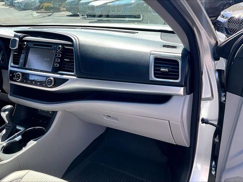 Used 2017 Toyota Highlander Plus image 18