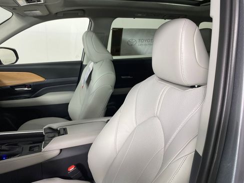 New 2026 Toyota Grand Highlander Limited image 9