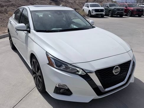 Certified 2020 Nissan Altima 2.5 Platinum FWD image 3