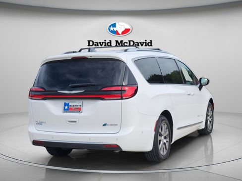 Used 2025 Chrysler Pacifica Pinnacle FWD image 6