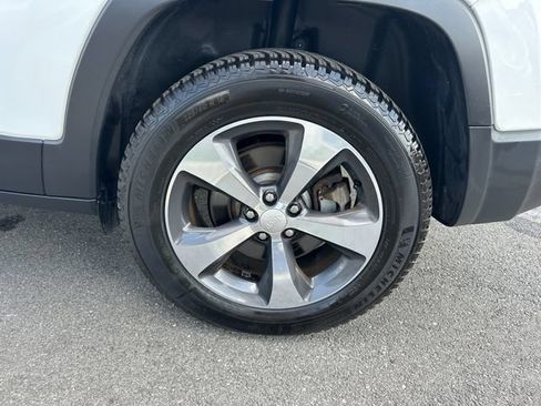 Used 2019 Jeep Cherokee Limited AWD/4WD image 36