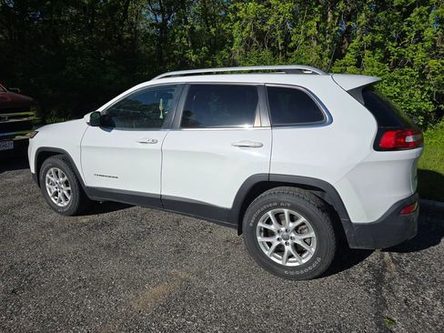 Used 2018 Jeep Cherokee Latitude Plus w/ Cold Weather Group AWD/4WD image 4