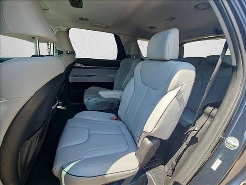 Used 2023 Hyundai Palisade SEL w/ Premium Package FWD image 17