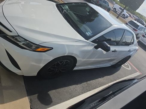 Used 2020 Toyota Camry SE FWD image 2