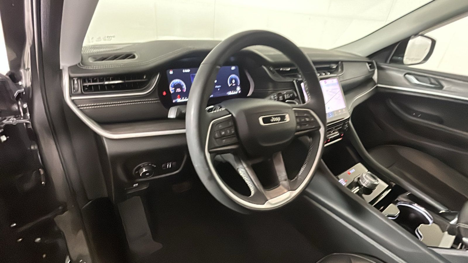 Used 2023 Jeep Grand Cherokee L Limited AWD/4WD image 16