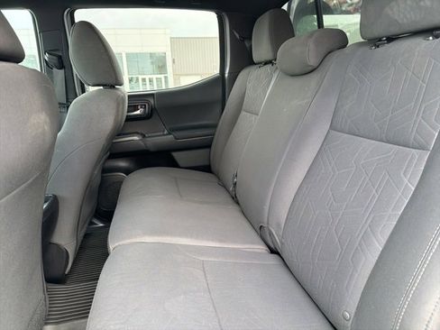 Used 2017 Toyota Tacoma TRD Sport image 31