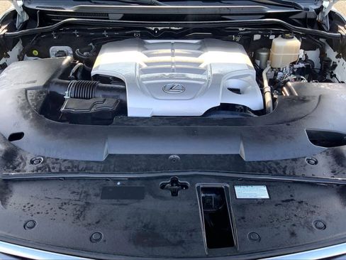 Used 2020 Lexus LX 570 4WD w/ Luxury Package image 31