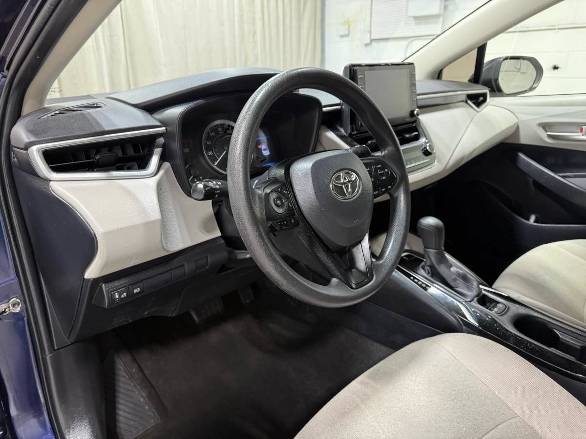 Used 2021 Toyota Corolla LE w/ Carpet Mat Package (TMS) FWD image 10