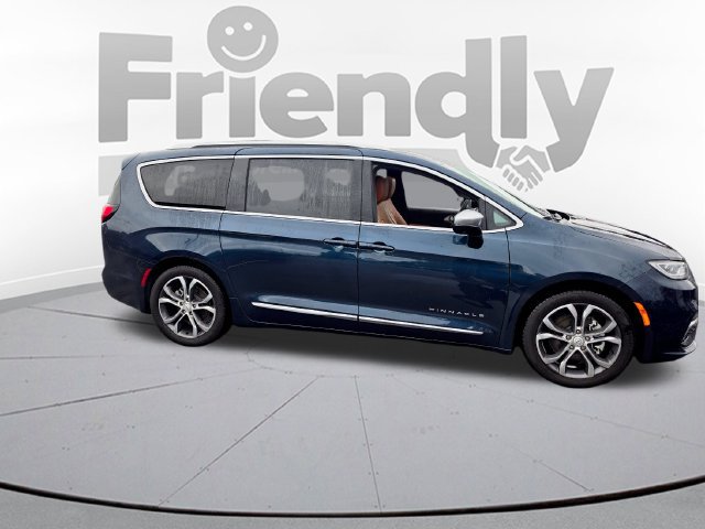 Used 2025 Chrysler Pacifica Pinnacle FWD image 4