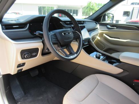 Certified 2025 Jeep Grand Cherokee Limited w/ Luxury Tech Group II AWD/4WD image 18