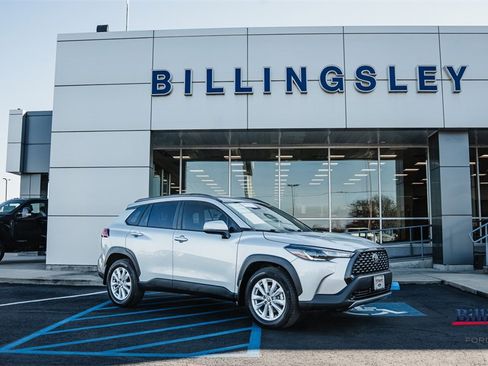 Used 2023 Toyota Corolla Cross LE image 1