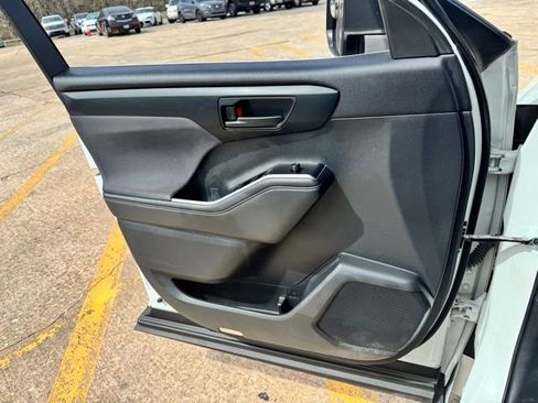 Used 2021 Toyota Highlander LE image 28