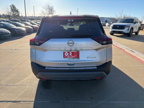 Used 2023 Nissan Rogue SV image 4